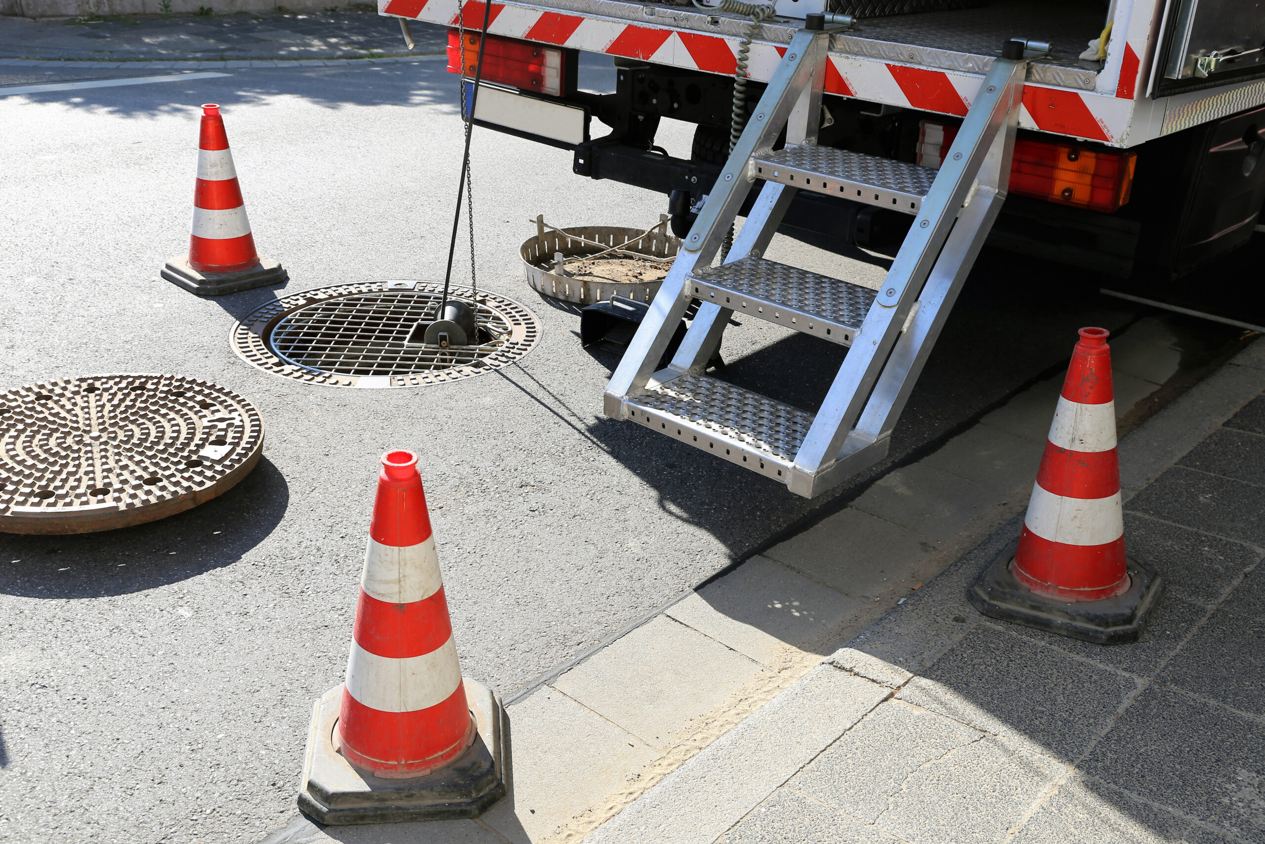 Bußmann Aktuelles - ein abgesteckter Arbeitsbereich an einem Kanaleingang