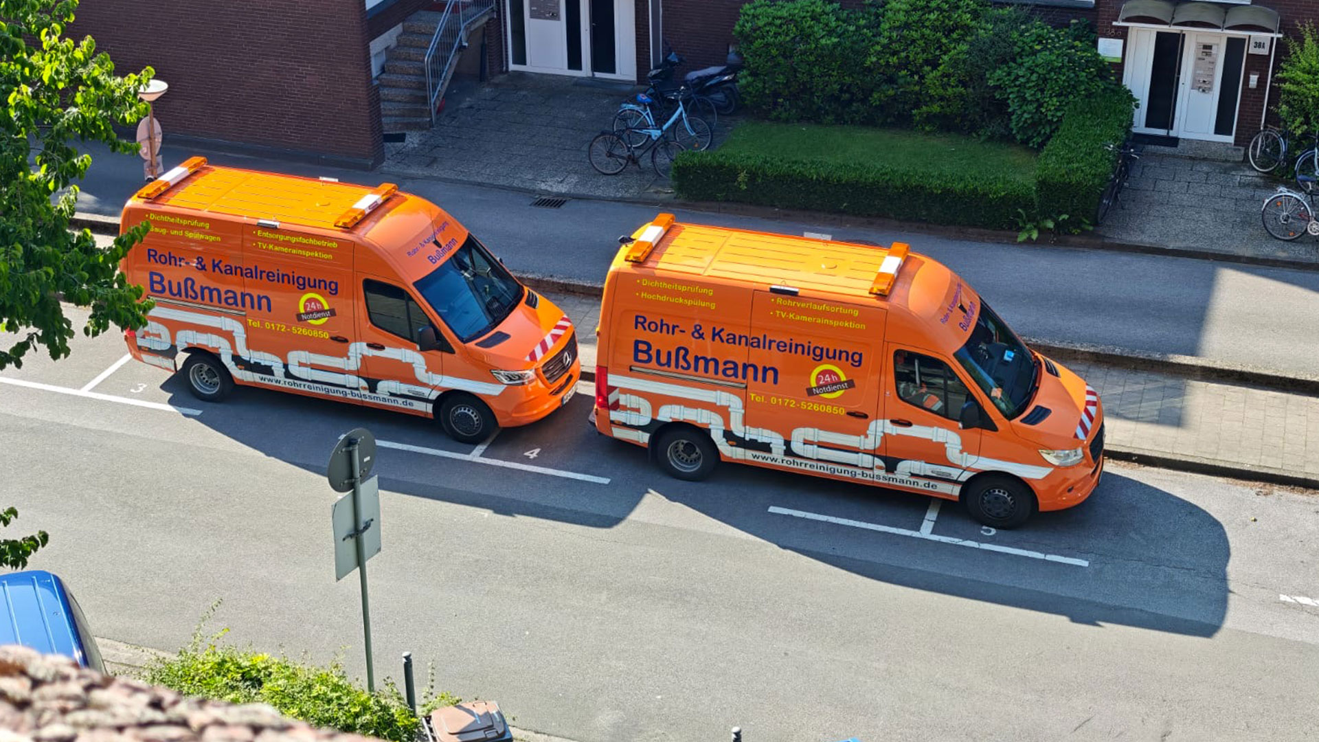 Rohr- und Kanalreinigung Bußmann Firmenfahrzeuge aus der Vogelperspektive - hintereinander geparkt