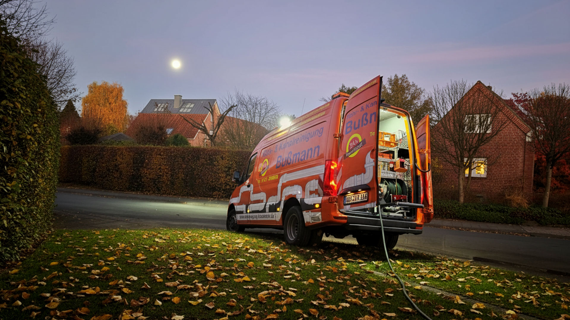Bußmann Rohr und Kanalreinigung Firmenwagen während der Nutzung im Abendlicht - Dienst auch nach Feierabend