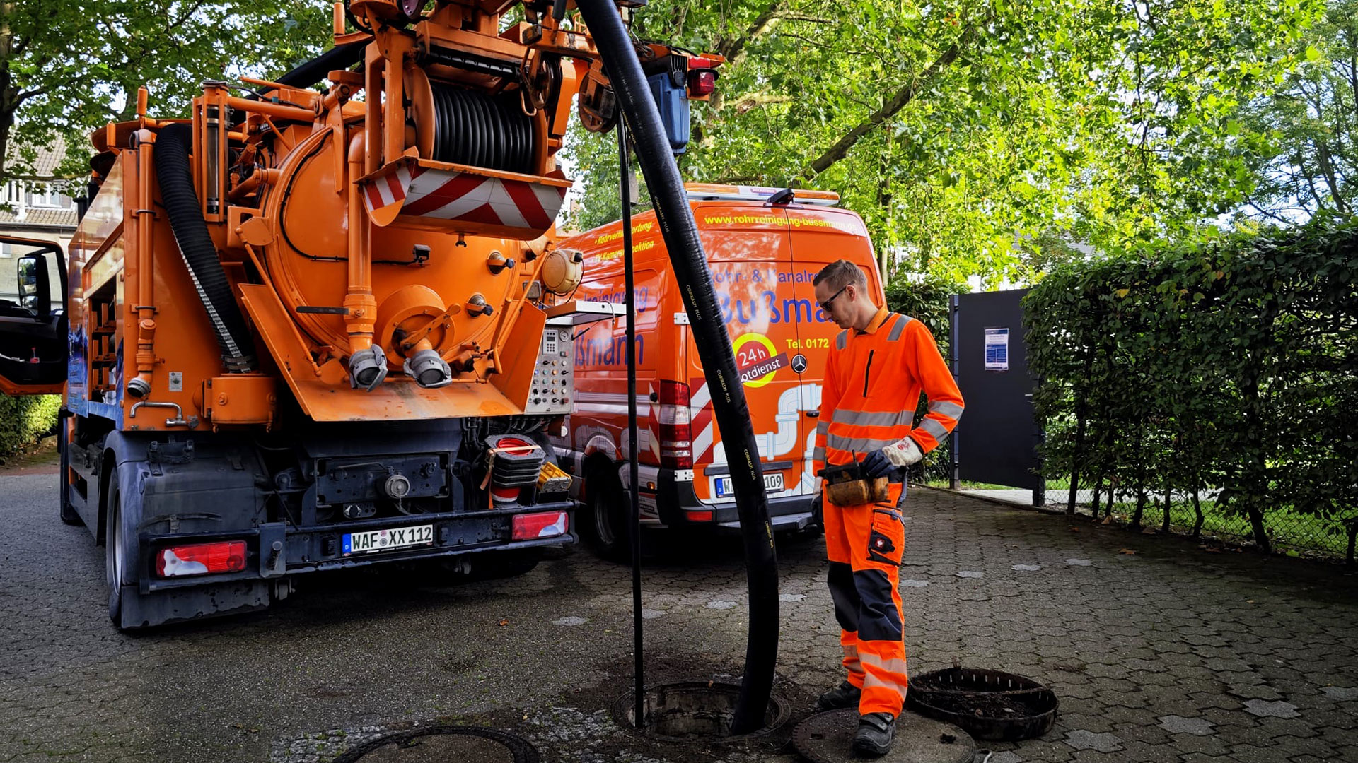 Rohr- und Kanalreinigung Bußmann Firmenfahrzeuge & MB bei der Arbeit